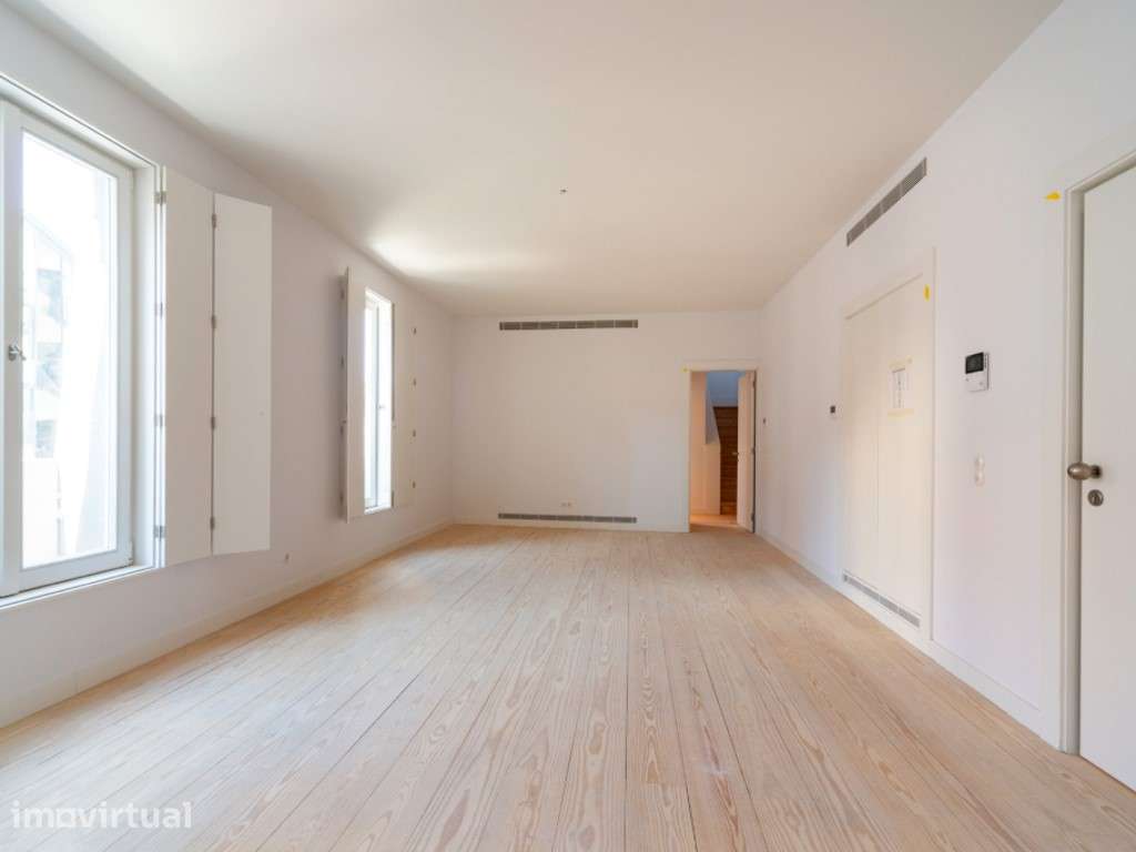 Duplex T3, com varanda, 2 lugares de garagem e arrecadação - Grande imagem: 4/28
