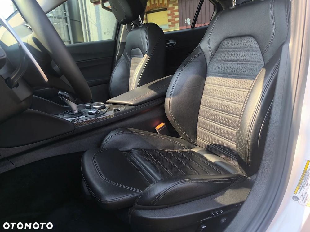 Alfa Romeo Giulia 2.0 Turbo 16V AT8-Q4 Ti - 18