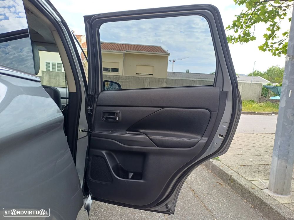 Mitsubishi Outlander 2.2 DI-D Intense+ - 42