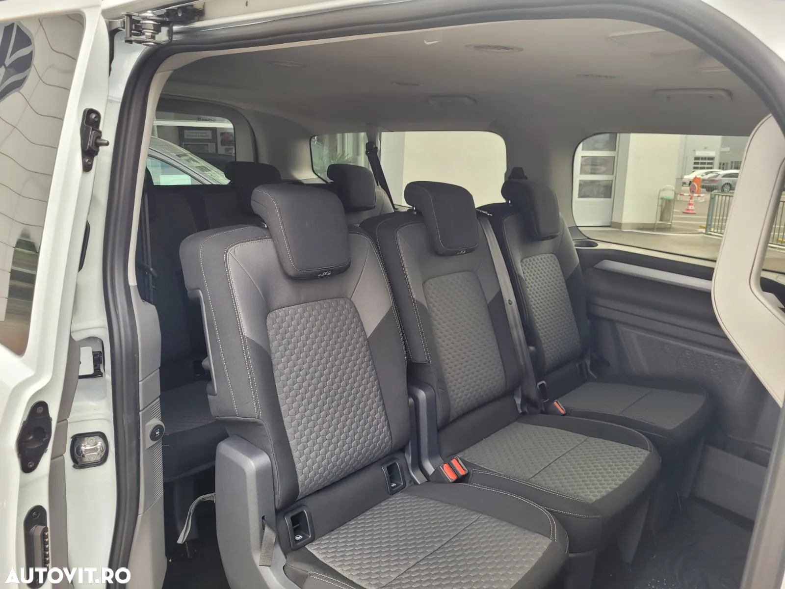 Volkswagen Caravelle - 10