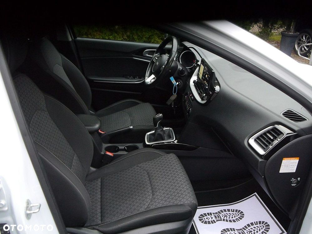 Kia Ceed 1.6 CRDi mHEV Business Line - 24