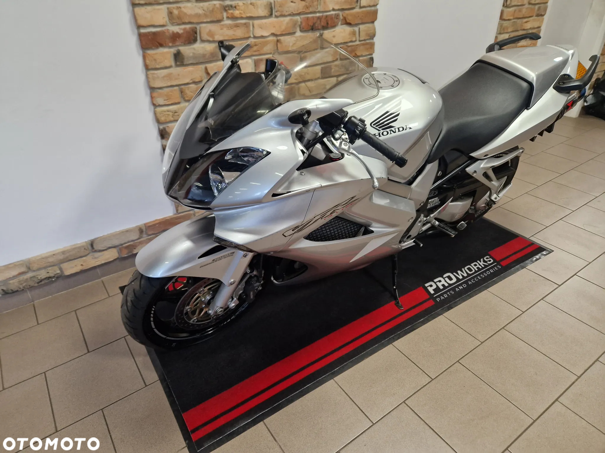 Honda VFR - 25