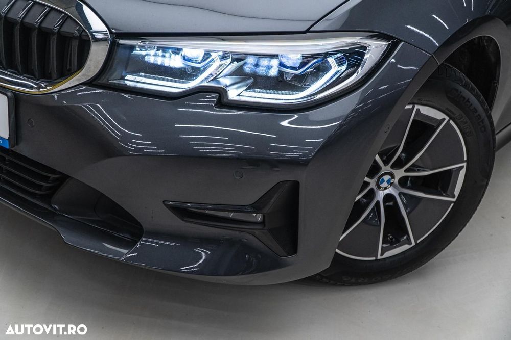 BMW Seria 3 320i Aut. Sport Line - 34