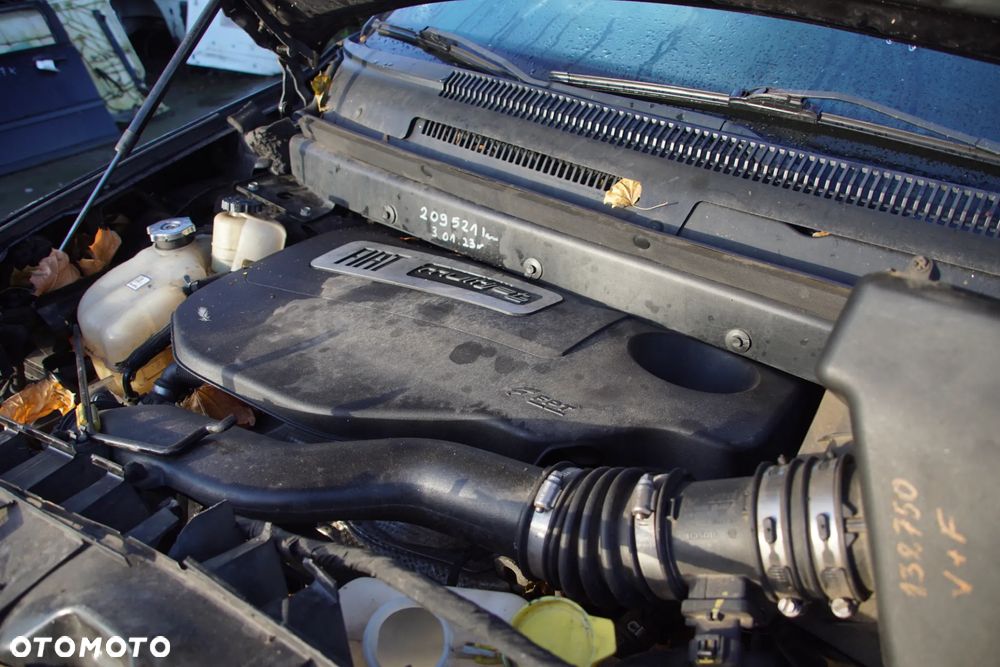 Auto na części - Fiat Freemont 2.0 MultiJet 140 KM 939B5000 C63563517 628 2014R Silnik Skrzynia Drzwi Błotnik Lusterko Zderzak Klapa Lampa Deska Kokpit Sterownik Moduł Czujnik Licznik Wyświetlacz Kierownica Panel - 19