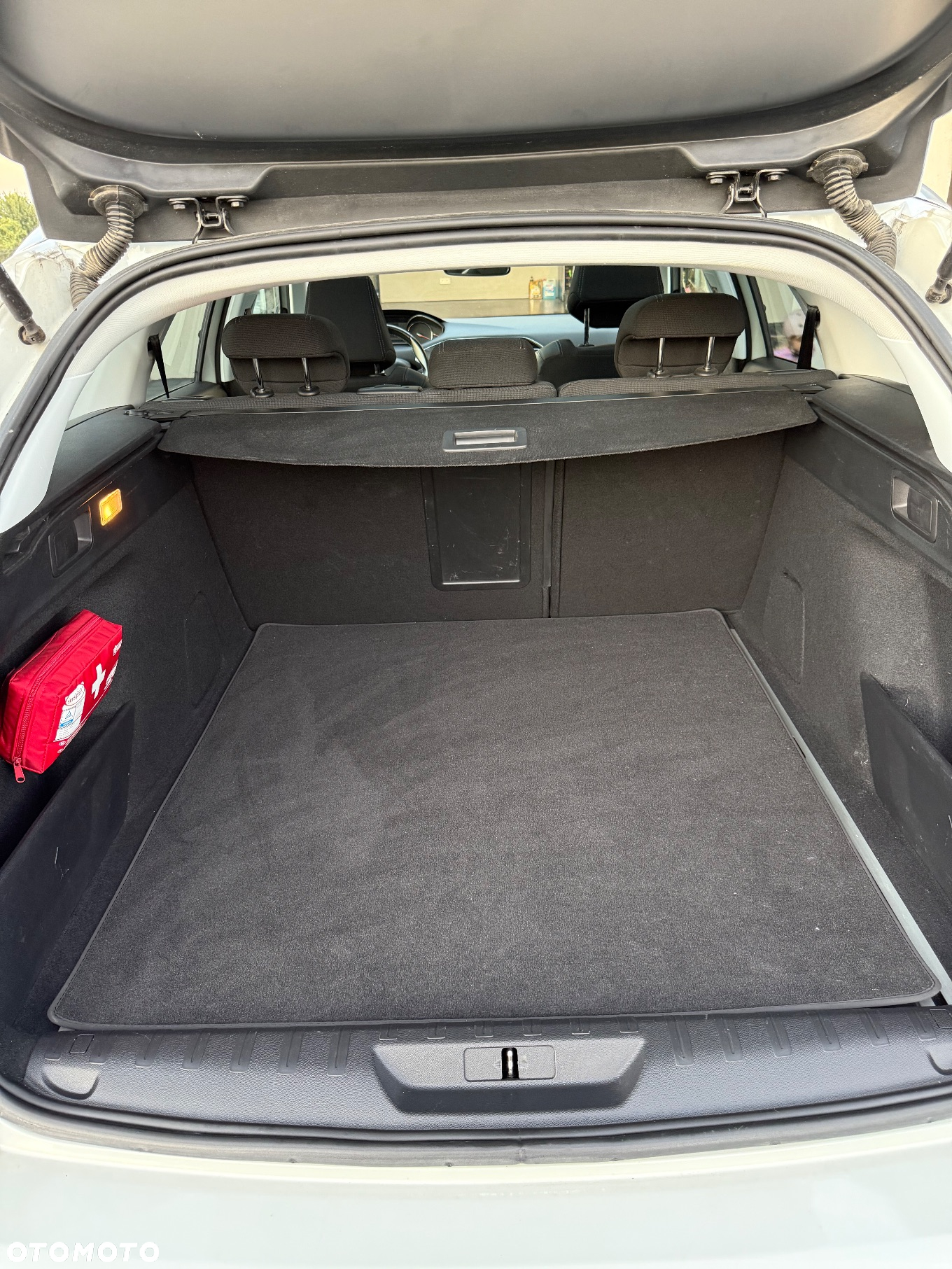 Peugeot 308 SW 1.6 BlueHDi Allure S&S EAT6 - 8