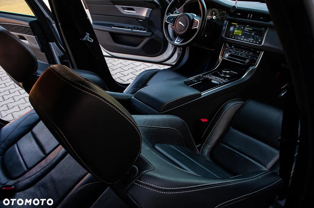 Jaguar XF 2.0 T R-Sport - 22