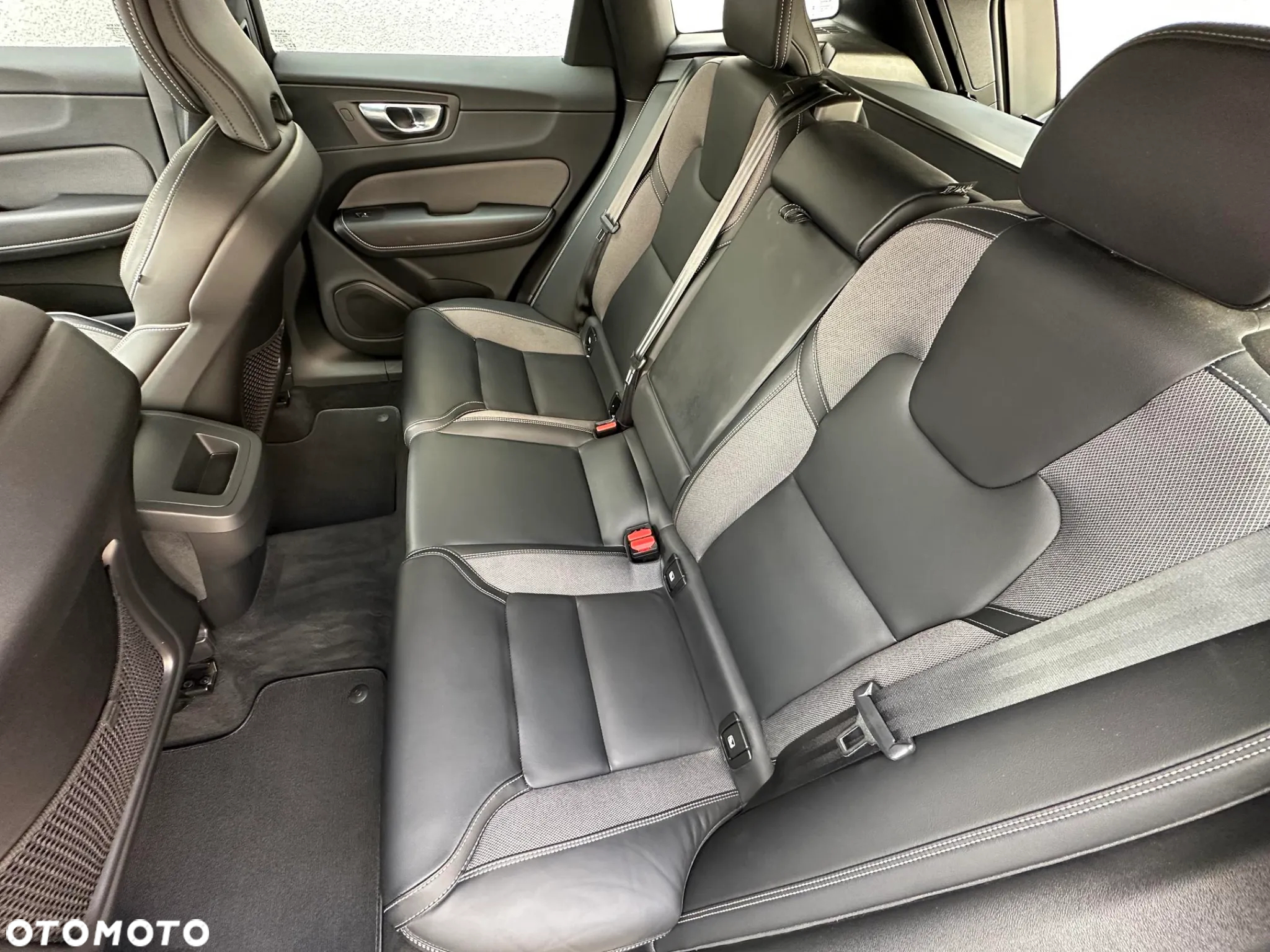 Volvo XC 60 B4 D AWD Plus Dark - 12
