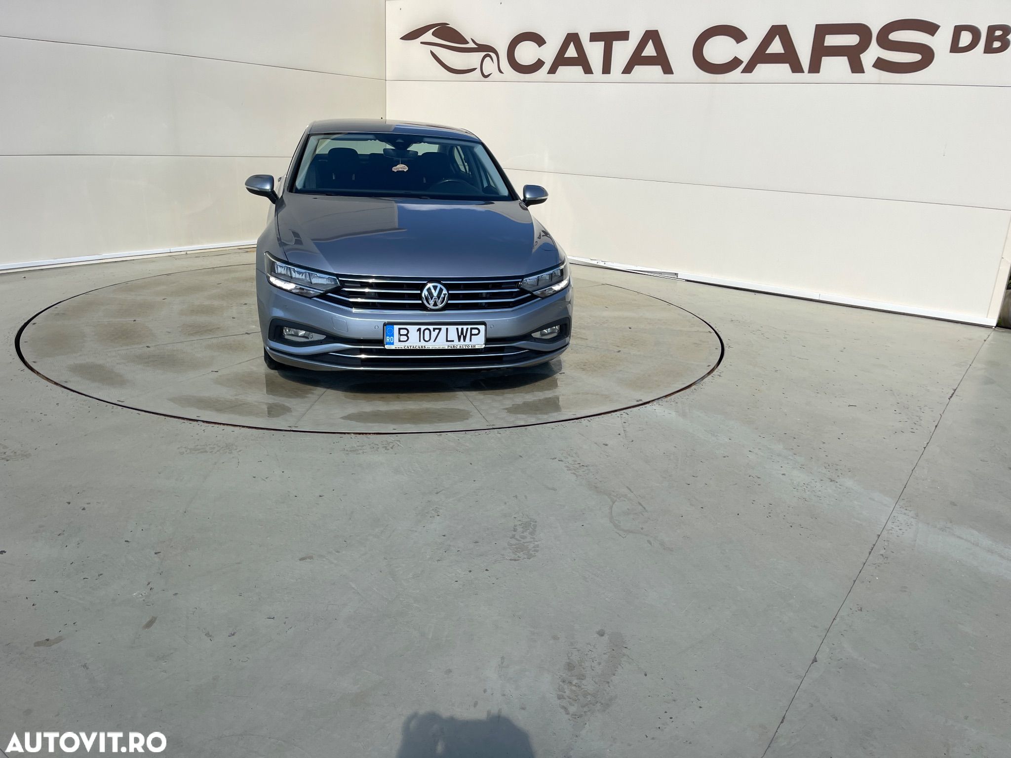 Volkswagen Passat - 1