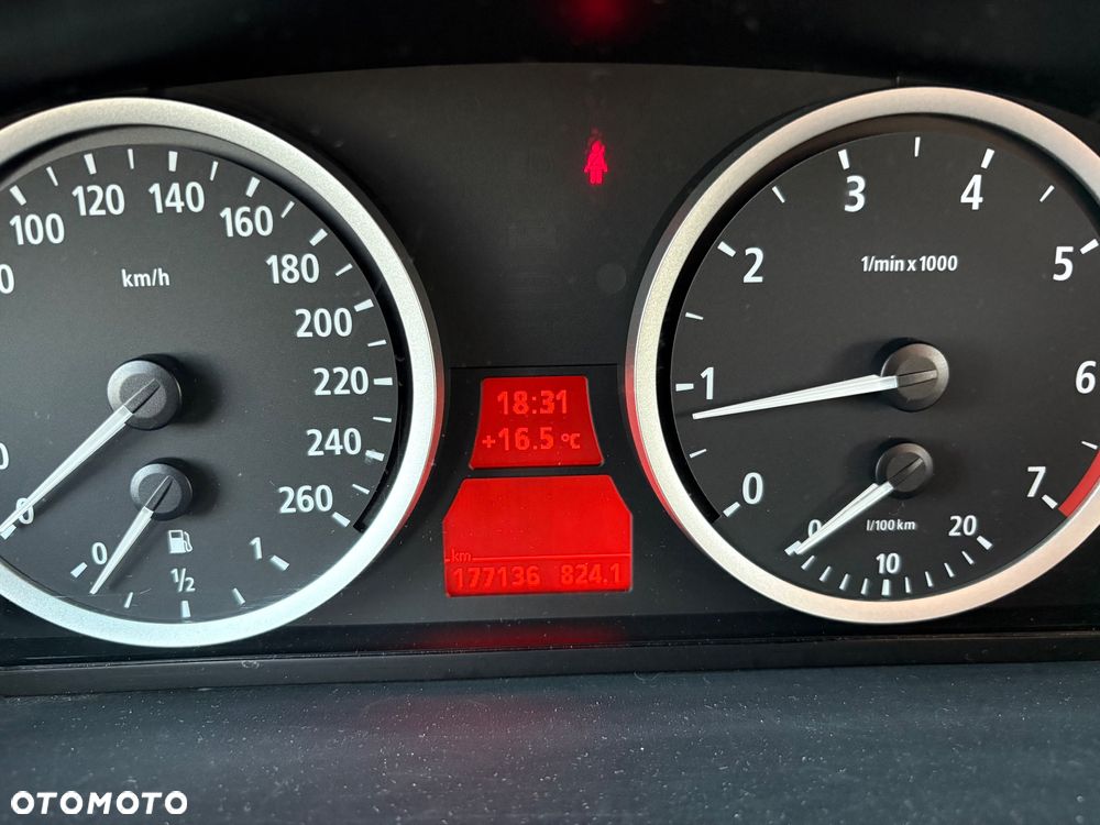 BMW Seria 5 520i - 11