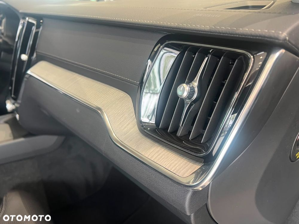Volvo V60 B4 B Ultimate Dark - 31