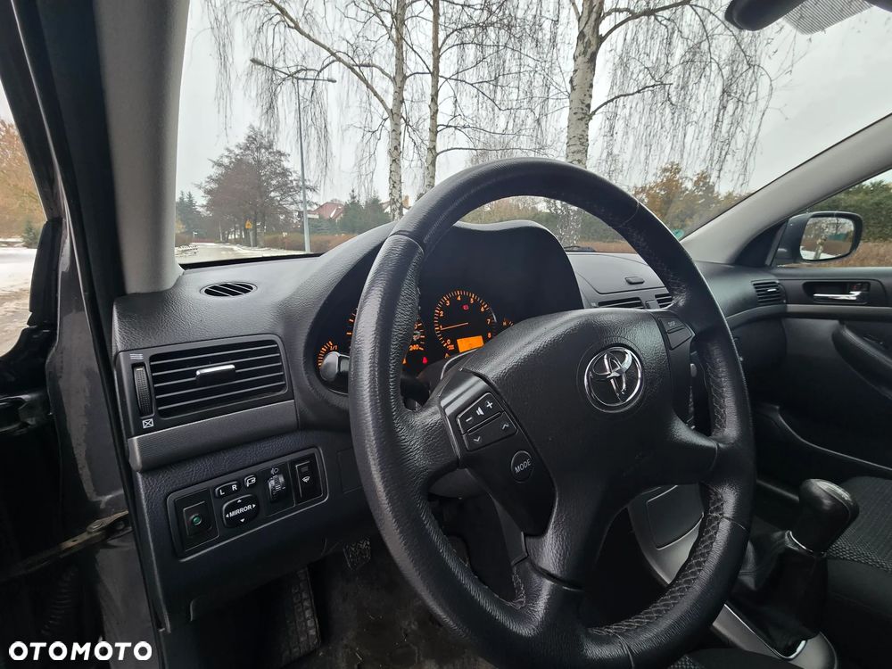 Toyota Avensis 1.8 VVT-i Combi - 18