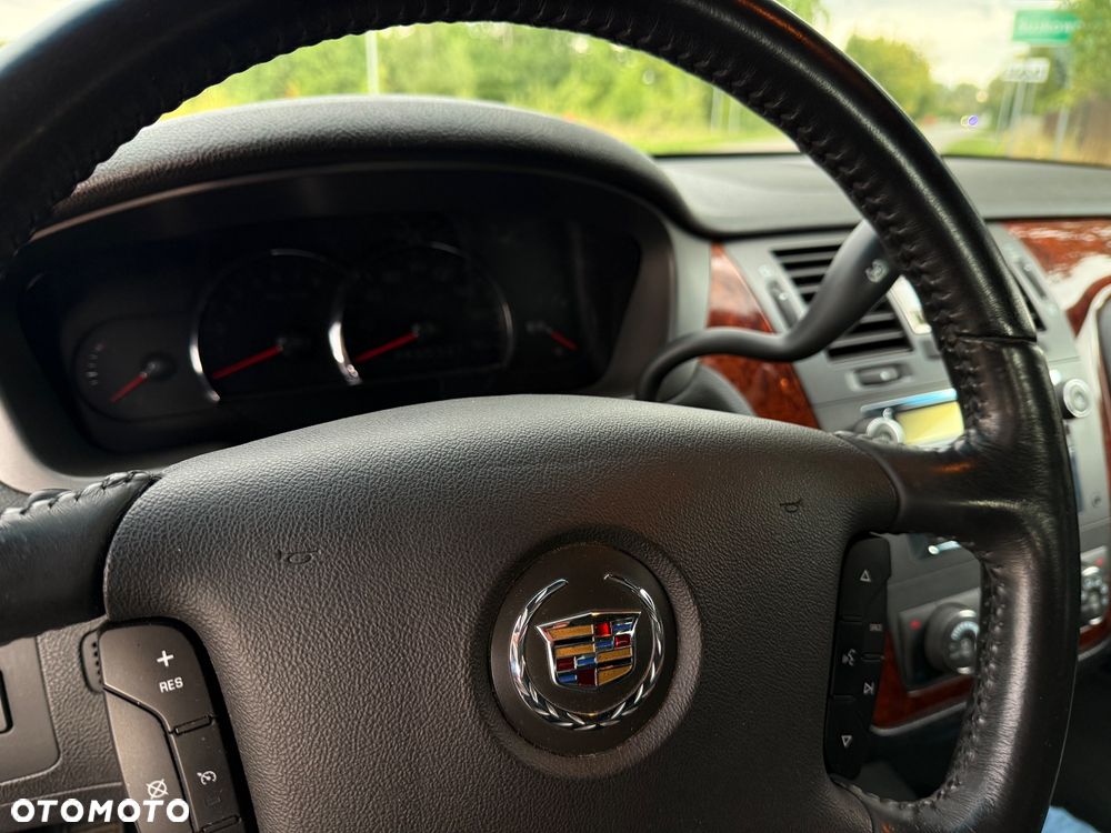 Cadillac DTS - 11