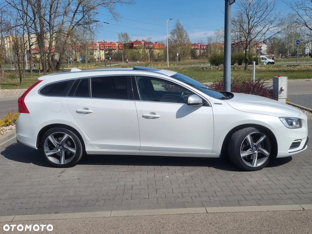 Volvo V60 D6 AWD Plug-in Hybrid R-Design Summum - 11