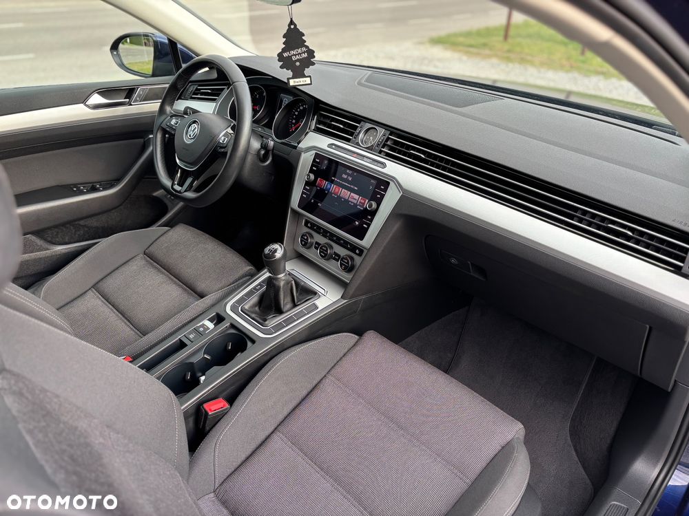 Volkswagen Passat - 12