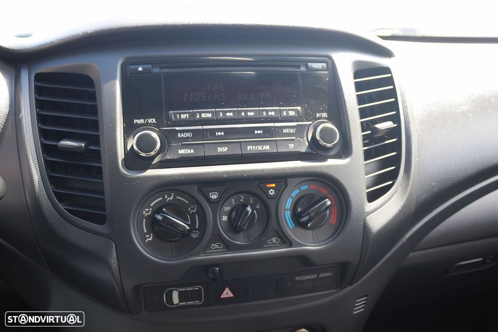 Mitsubishi L200 2.3 DI-D Space Cab Invite Strakar Look 4WD - 32