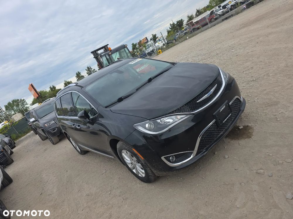 Chrysler Pacifica - 4
