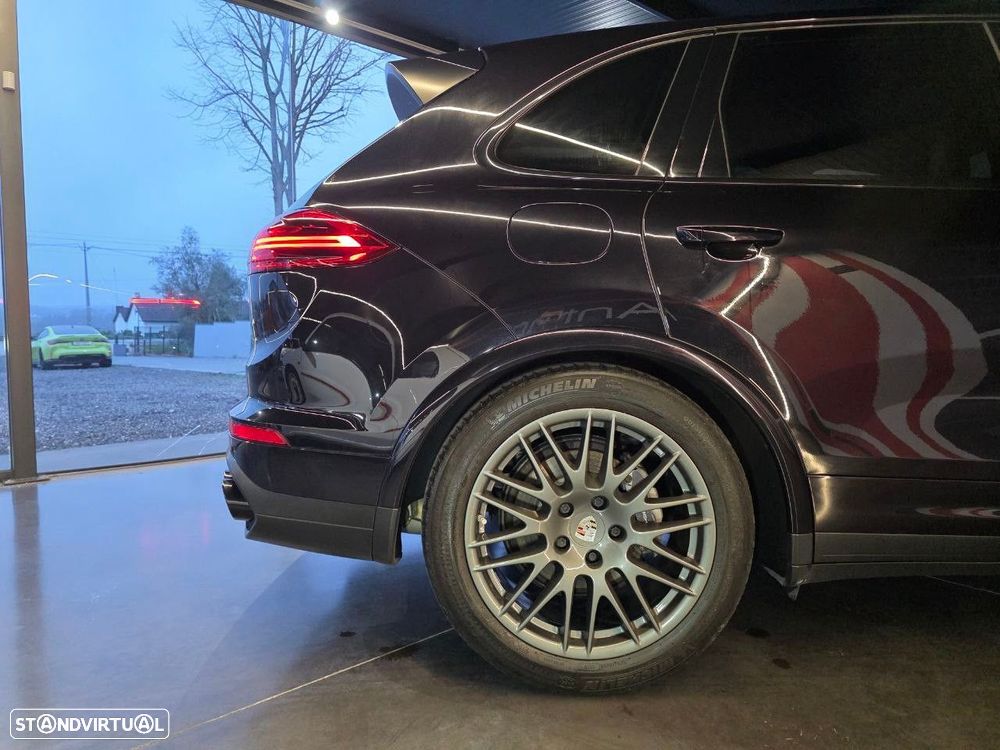 Porsche Cayenne Platinum Edition - 10