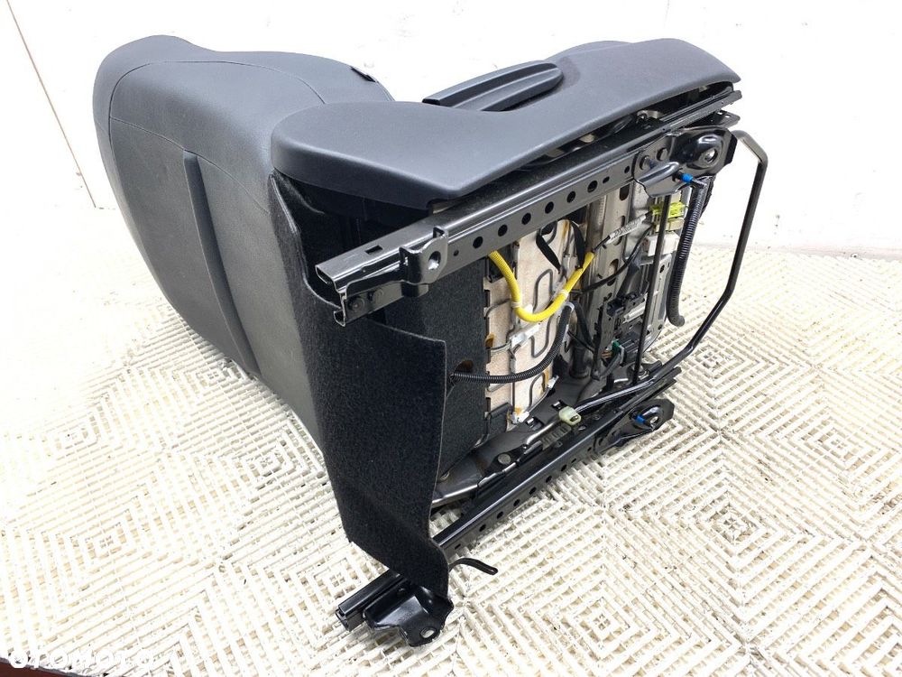 FOTEL PRAWY PRZÓD - 299.00 PLN - TOYOTA AVENSIS Kombi (_T27_) 2009 - 2018 2.0 D-4D (ADT270_) 91 kW - 7