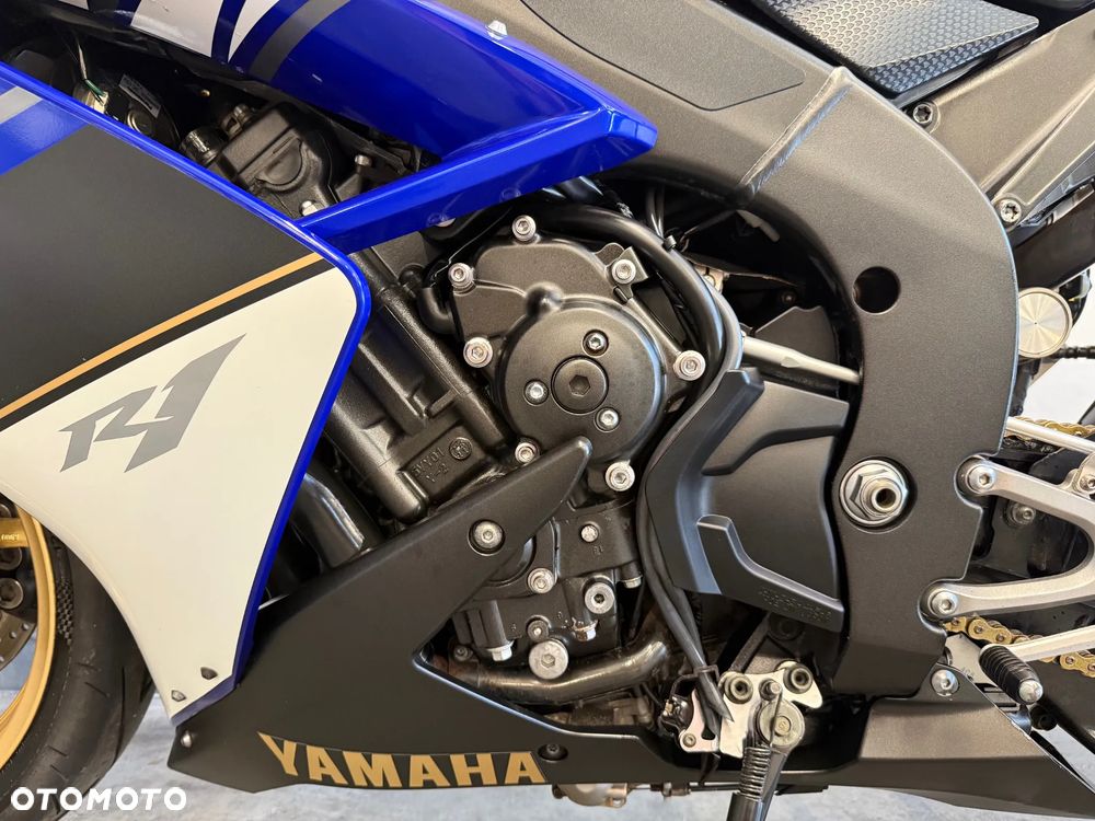 Yamaha R1 - 11