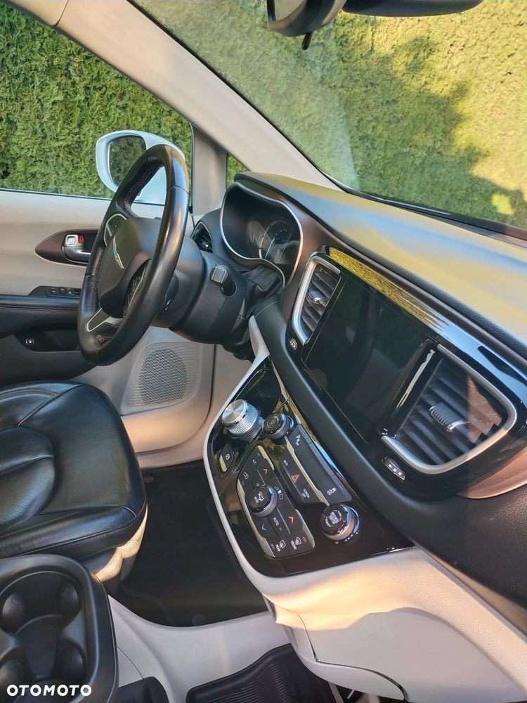 Chrysler Pacifica - 16