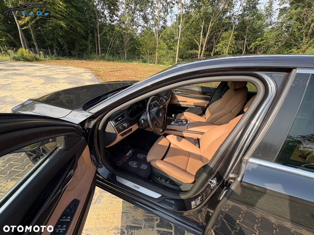 BMW Seria 7 750i L xDrive - 25
