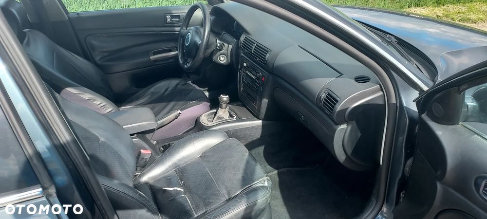 Volkswagen Passat 1.9 TDI 4Mot Highline - 5