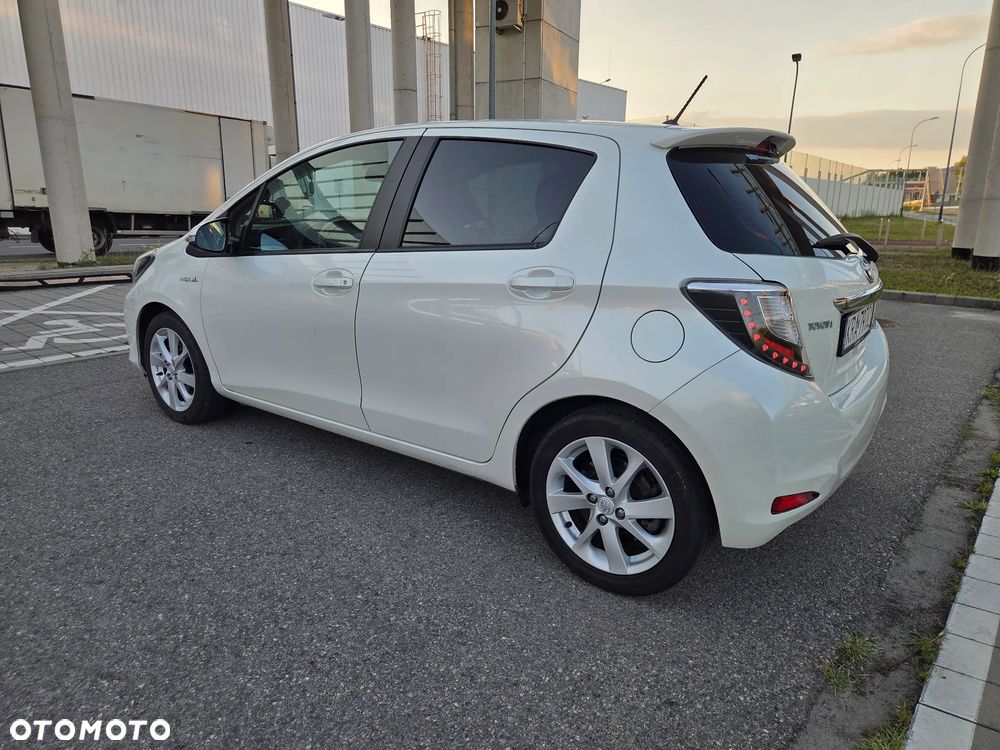 Toyota Yaris Hybrid 100 Dynamic - 8