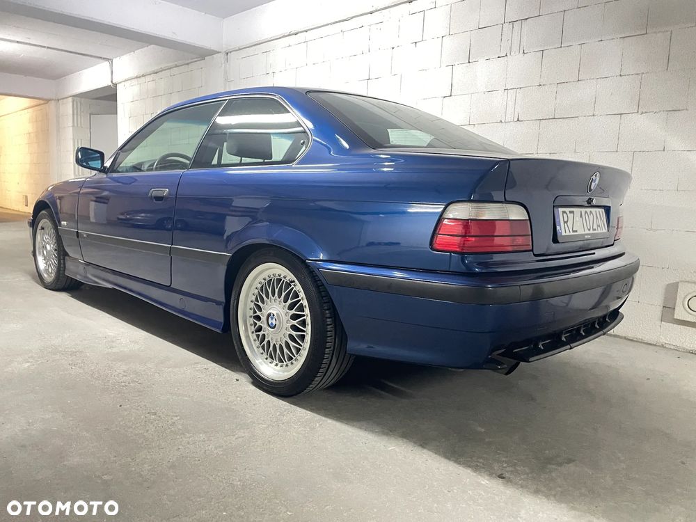 BMW Seria 3 323i - 8