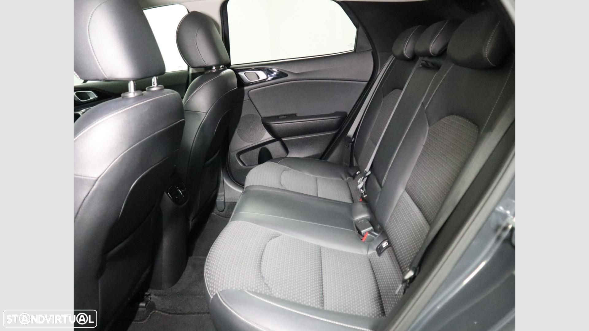 Kia XCeed 1.6 CRDi MHEV Drive - 11
