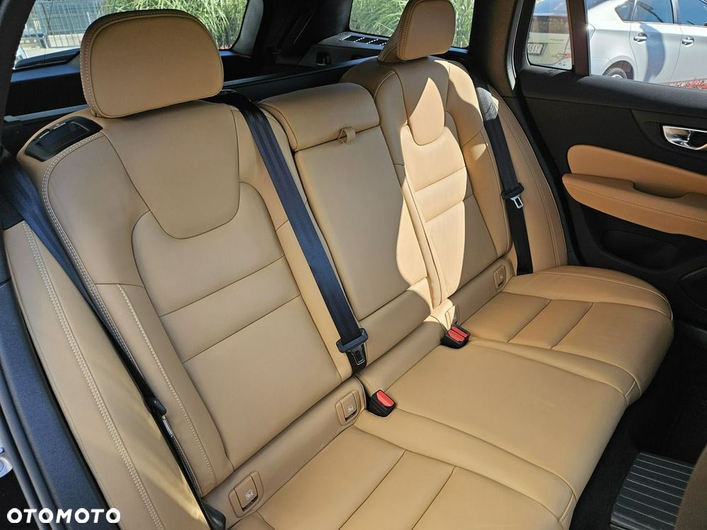 Volvo V60 T8 AWD Plug-In Hybrid Ultra Dark - 12