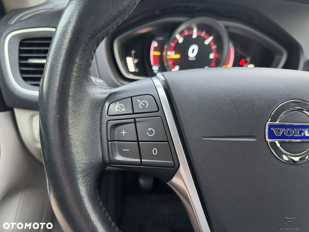 Volvo V40 Cross Country - 22