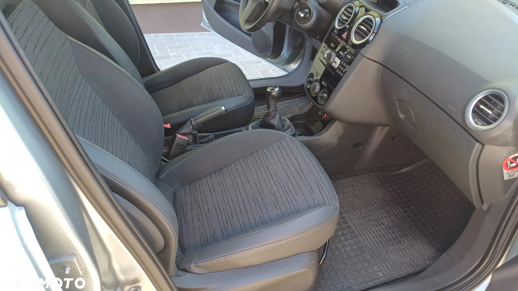 Opel Corsa 1.4 16V Cosmo - 23