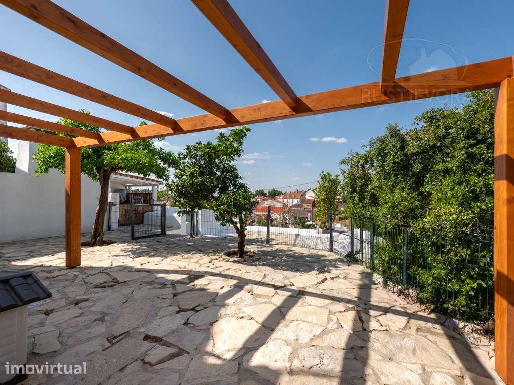 Entre o Castelo e a História | Moradia T2 com Jardim e Garagem no C... - Grande imagem: 2/29