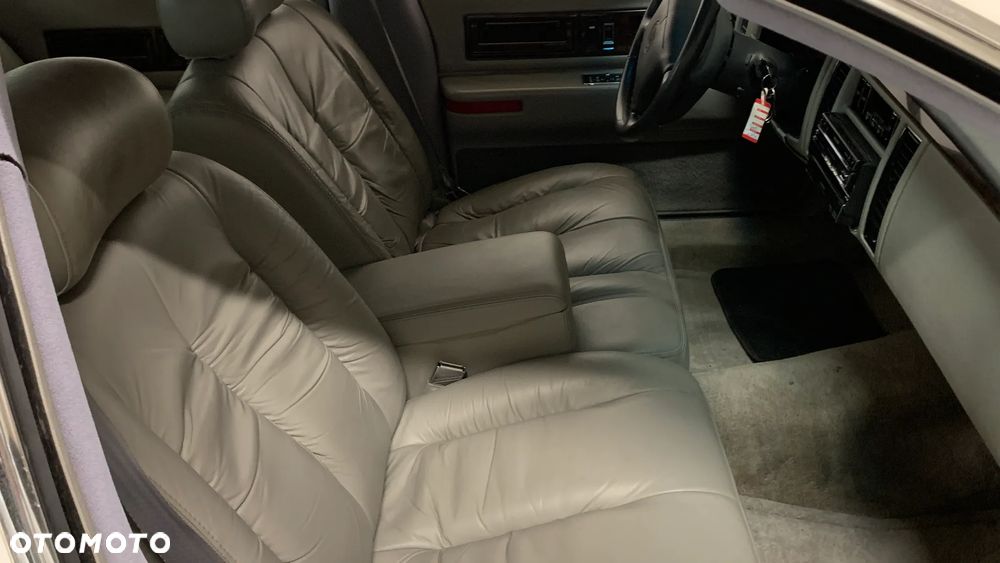 Cadillac Fleetwood 5.7 STD - 38