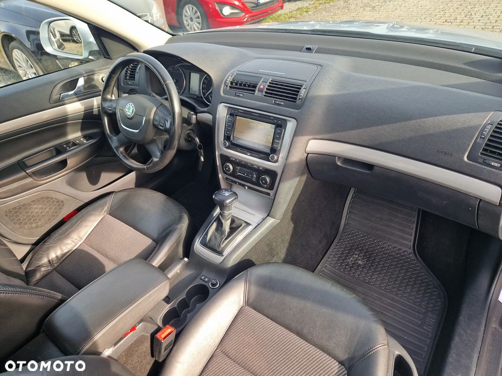 Skoda Octavia 2.0 TSI DSG RS - 33