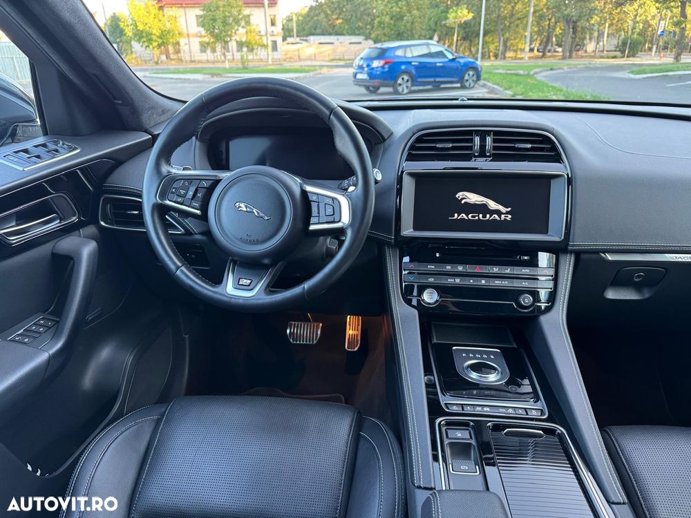 Jaguar F-Pace 25t AWD R-Sport - 29