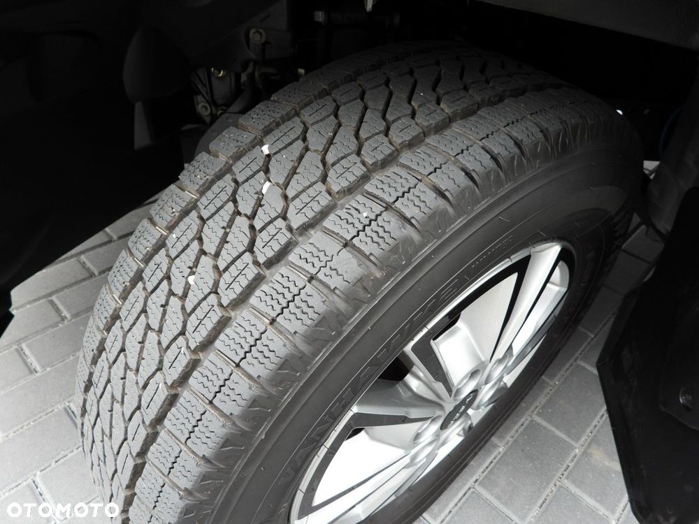 Iveco DAILY 35S18 KONTENER HI-MATIC WINDA 8 PALET TEMPOMAT NAWIGACJA LEDY PNEUMATYKA AUTOMAT HI-MATIC KLIMATYZACJA  180KM - 25