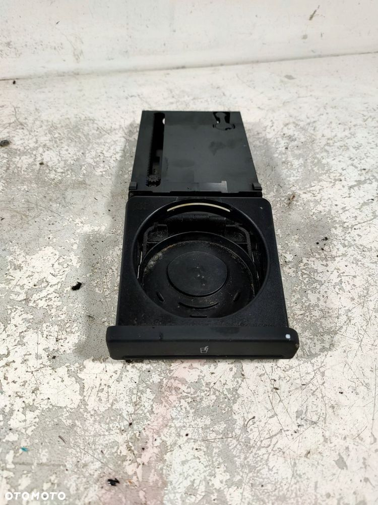 uchwyt na kubek a4 b6 b7 8e1862534j ładny oryginał - 2