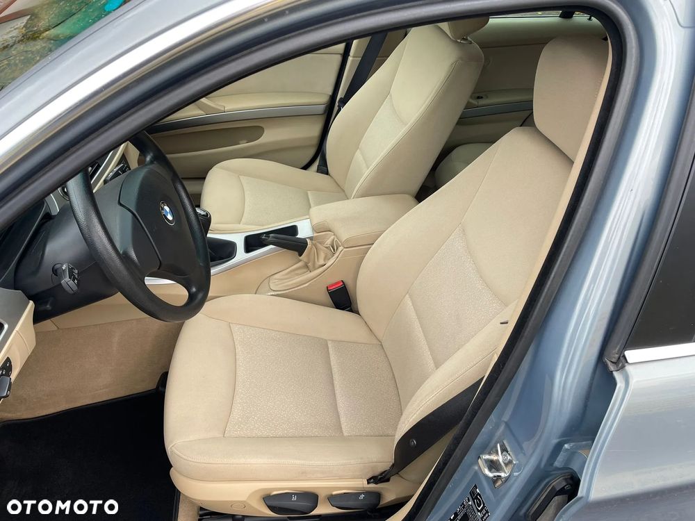 BMW Seria 3 325i Touring - 12