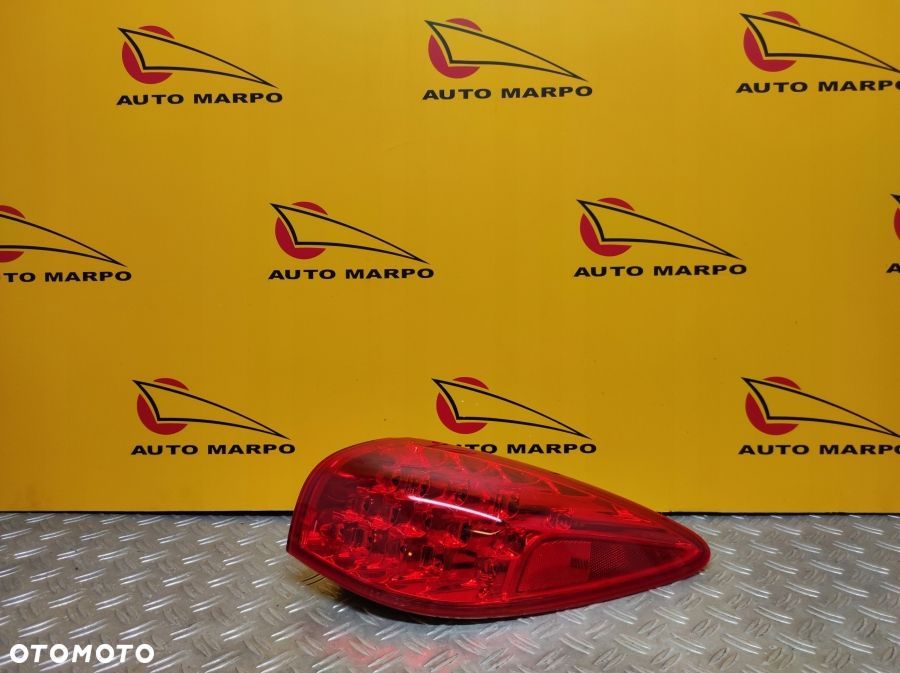 NISSAN SKYLINE CROSSOVER 2009- LAMPA TYŁ LED R USA - 2