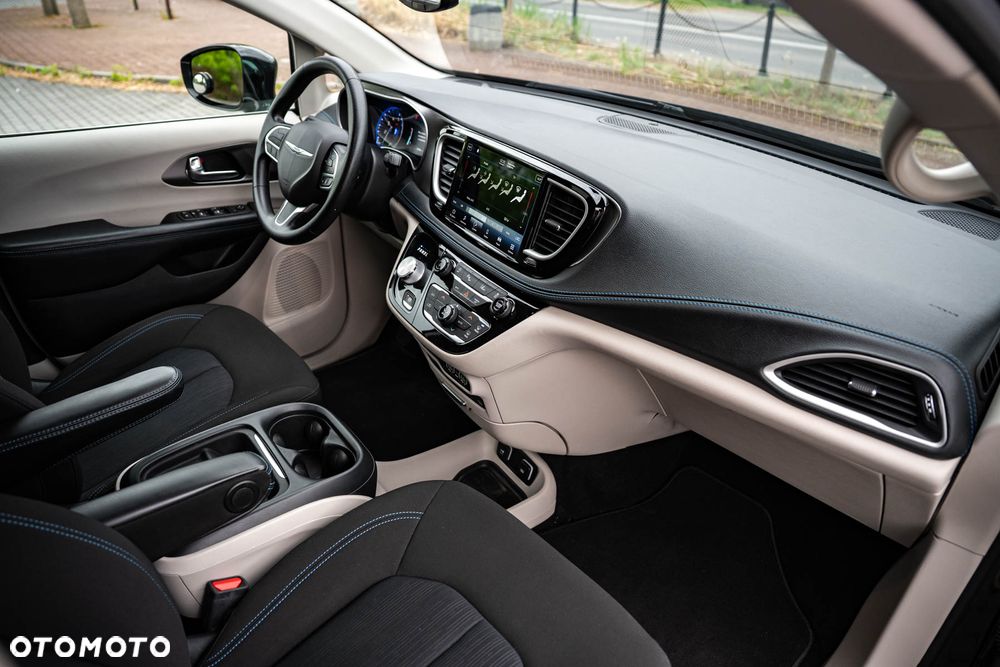 Chrysler Pacifica - 11