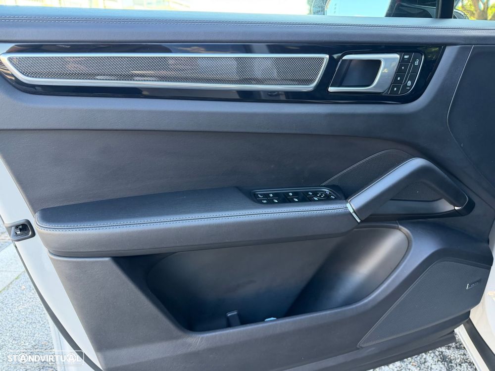 Porsche Cayenne Coupé E-Hybrid Platinum Edition - 36