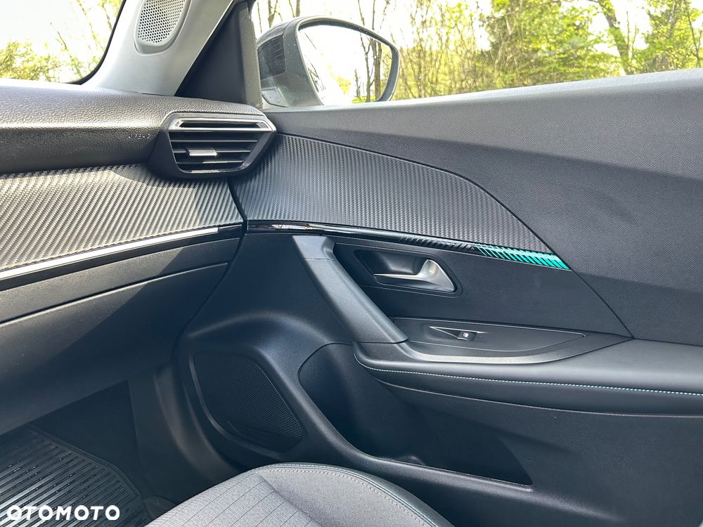 Peugeot 2008 1.2 Pure Tech GPF Allure S&S EAT6 - 17