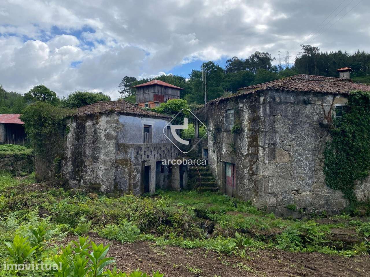 Propriedade com 2 casas para restaurar - Grande imagem: 2/21