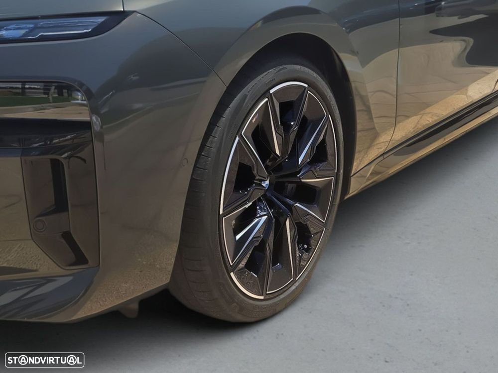 BMW i7 eDrive50 Pack Desportivo M - 4