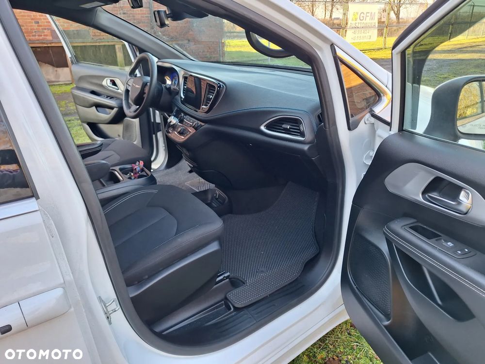 Chrysler Pacifica - 17