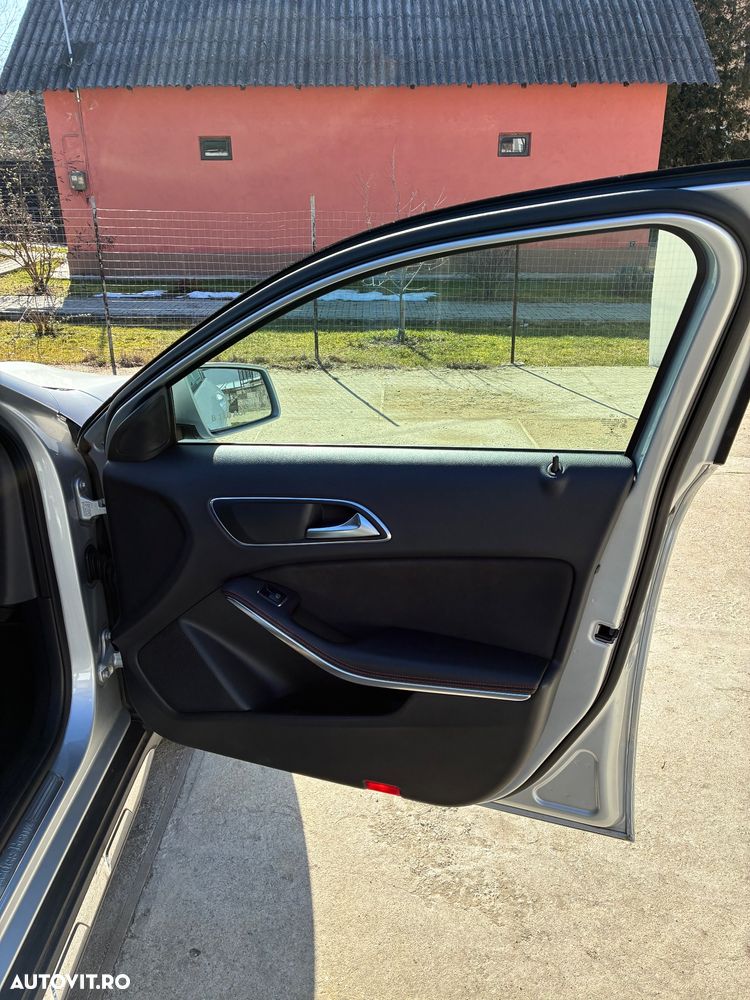 Mercedes-Benz GLA 250 4MATIC 7G-DCT AMG Line - 24