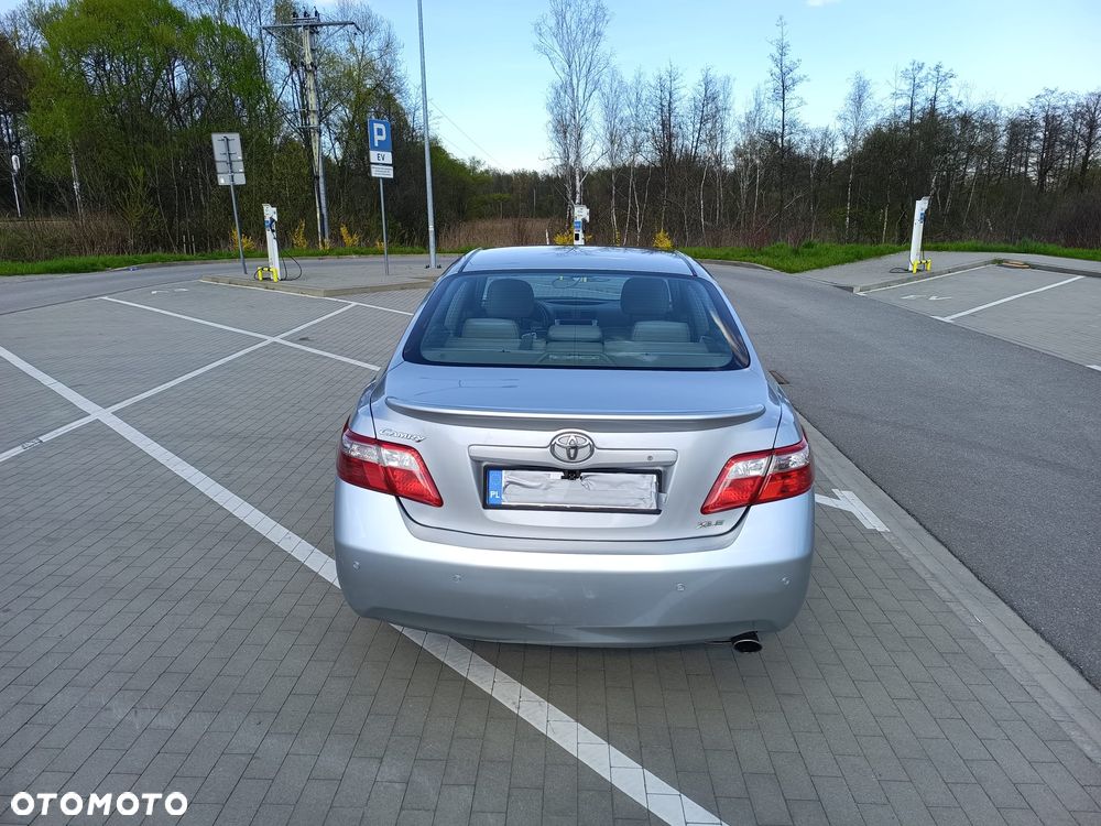 Toyota Camry - 4