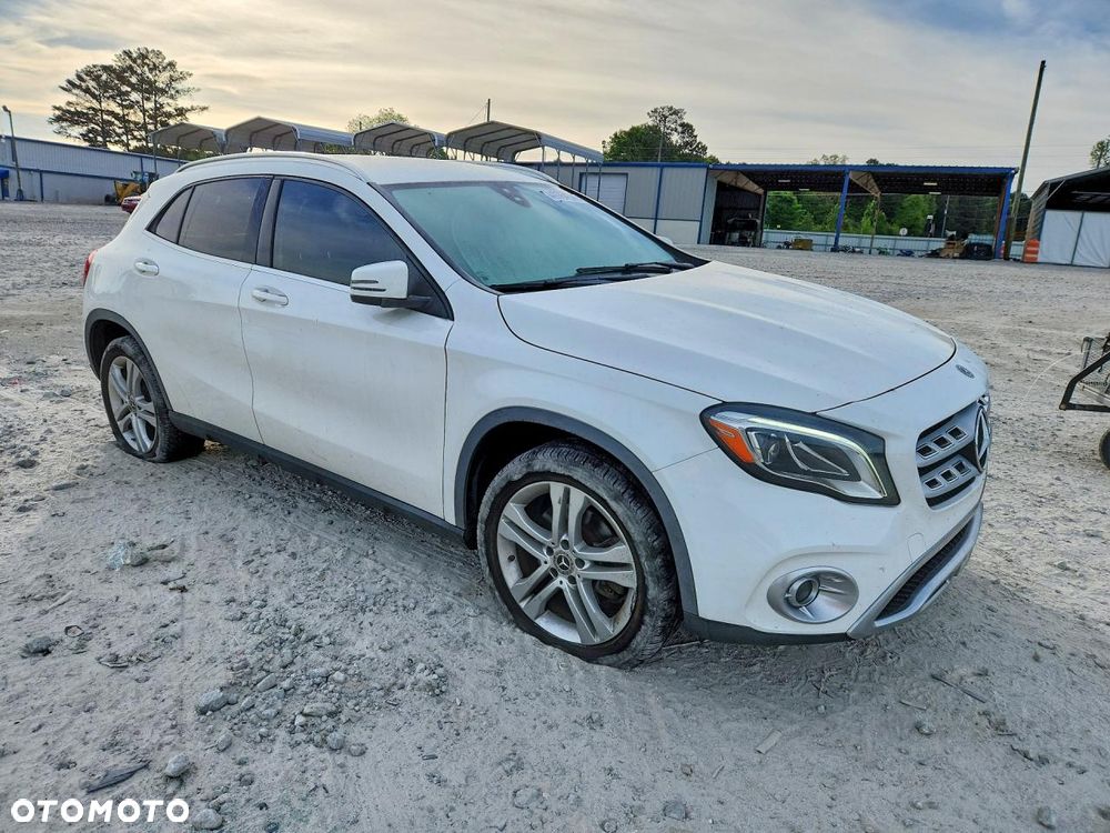Mercedes-Benz GLA - 3