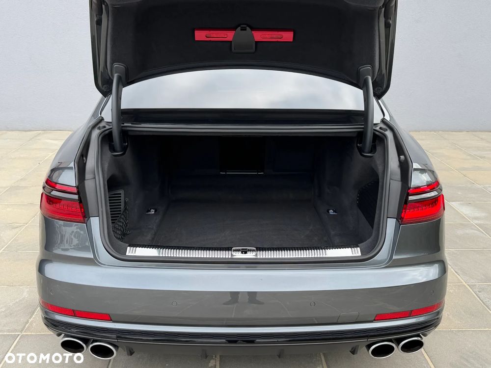 Audi S8 - 8